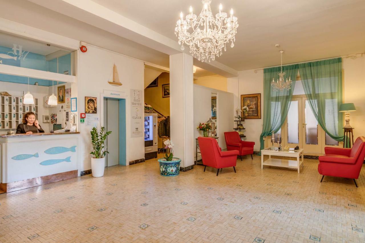 Hotel Massimo マリーナ・ディ・チェーチナ エクステリア 写真