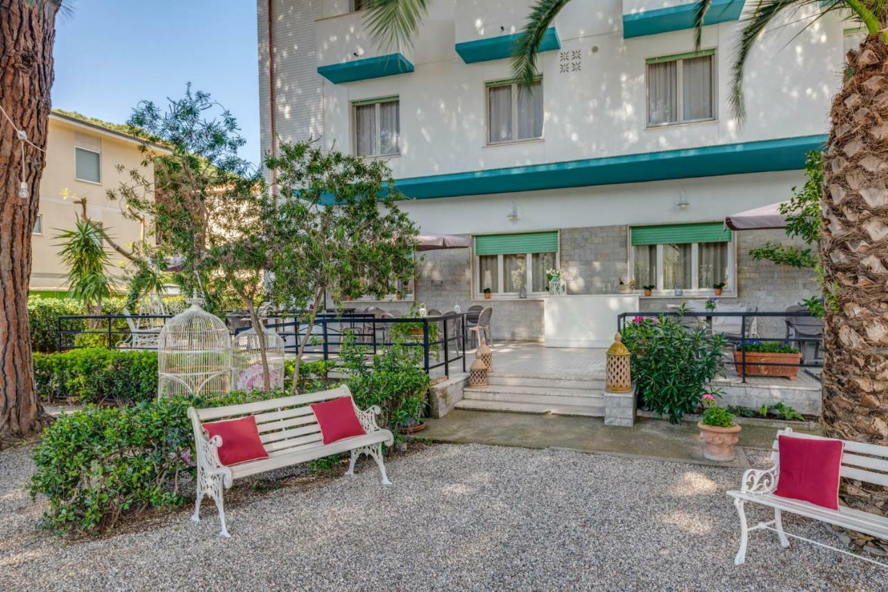 Hotel Massimo マリーナ・ディ・チェーチナ エクステリア 写真