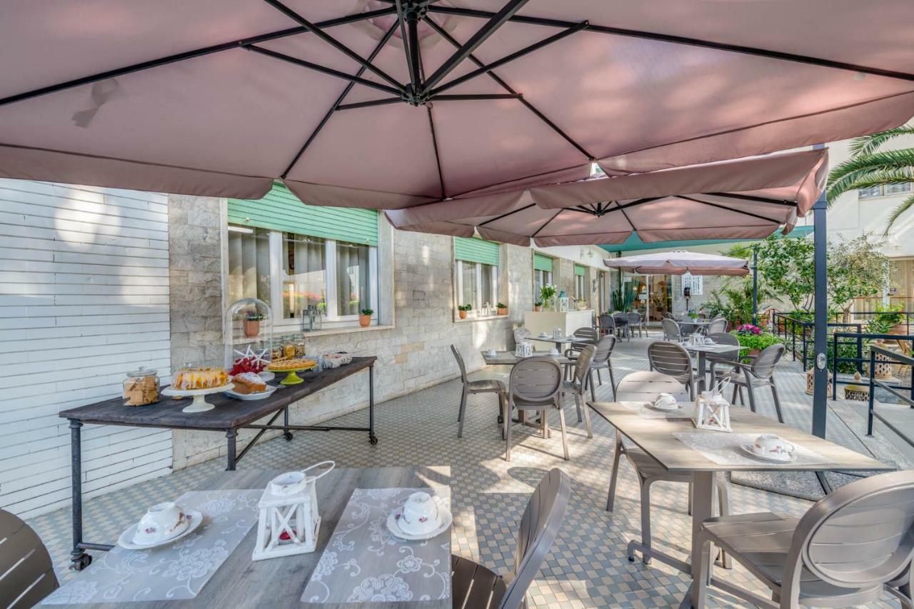 Hotel Massimo マリーナ・ディ・チェーチナ エクステリア 写真