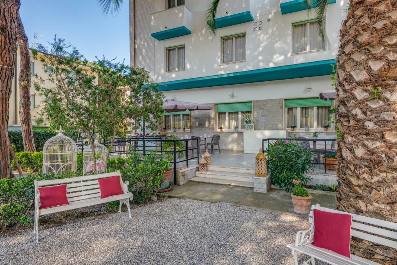 Hotel Massimo マリーナ・ディ・チェーチナ エクステリア 写真