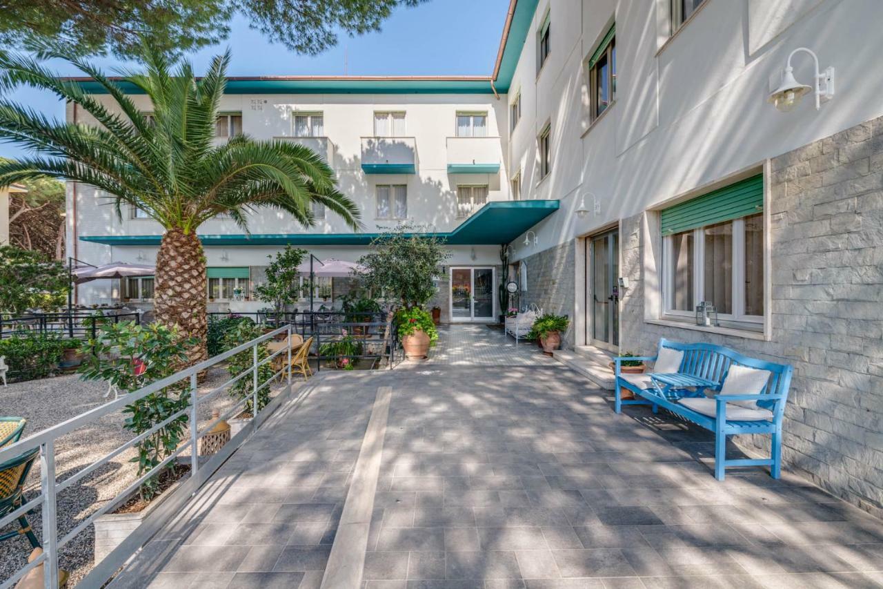 Hotel Massimo マリーナ・ディ・チェーチナ エクステリア 写真